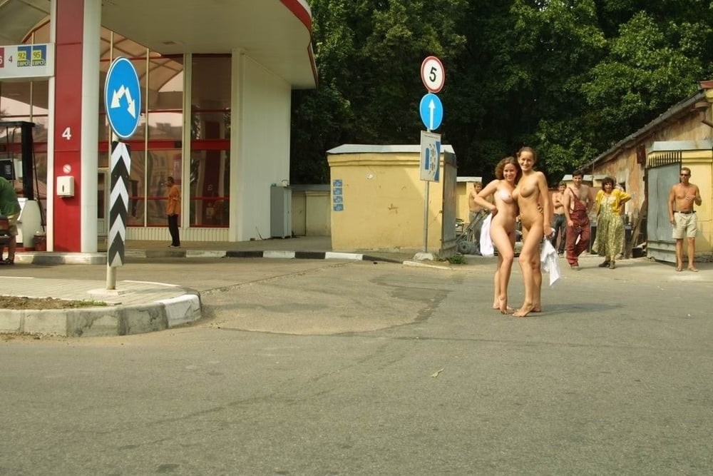 Deux blondes posant absolument nues dans des lieux très publics.
 #100091161