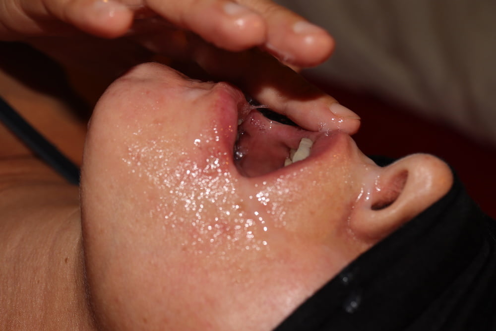Baiser salope française bouche sucer bite sperme dans visage pipe femme
 #106609409