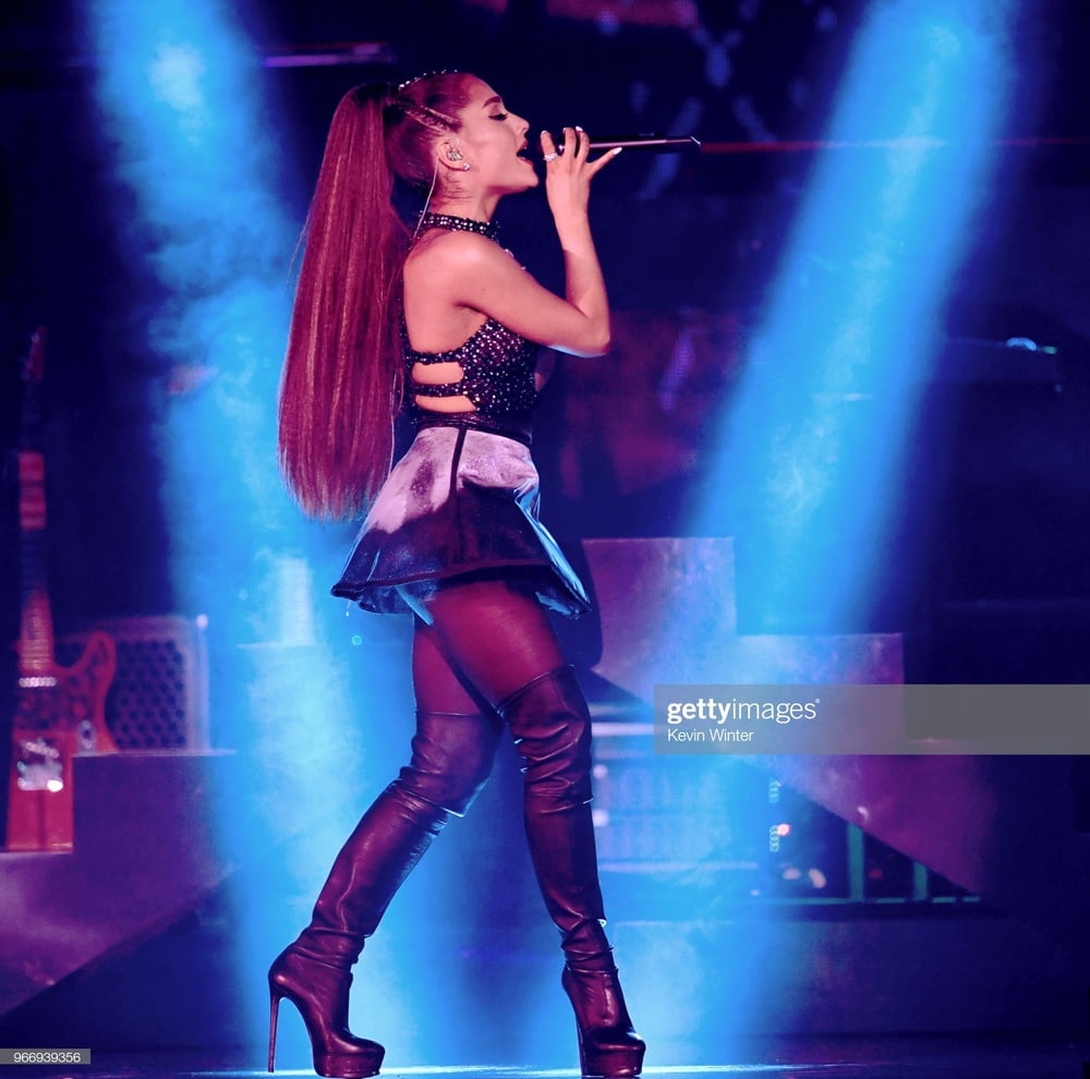 Ariana grande avec des bottes vol 09
 #103758085