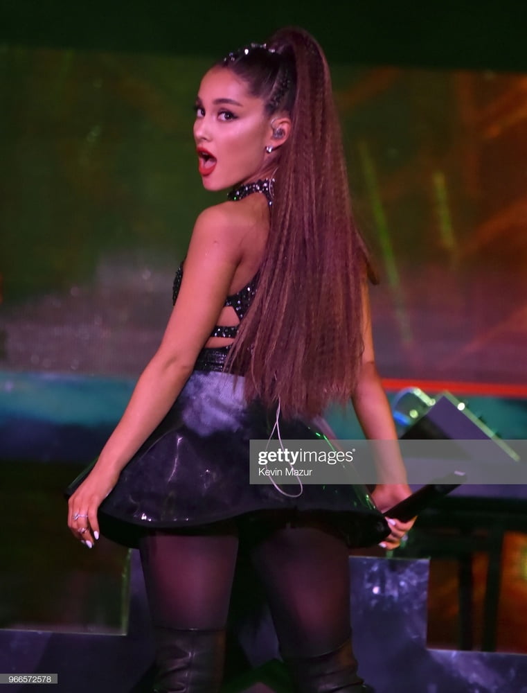 Ariana grande con gli stivali vol 09
 #103758094