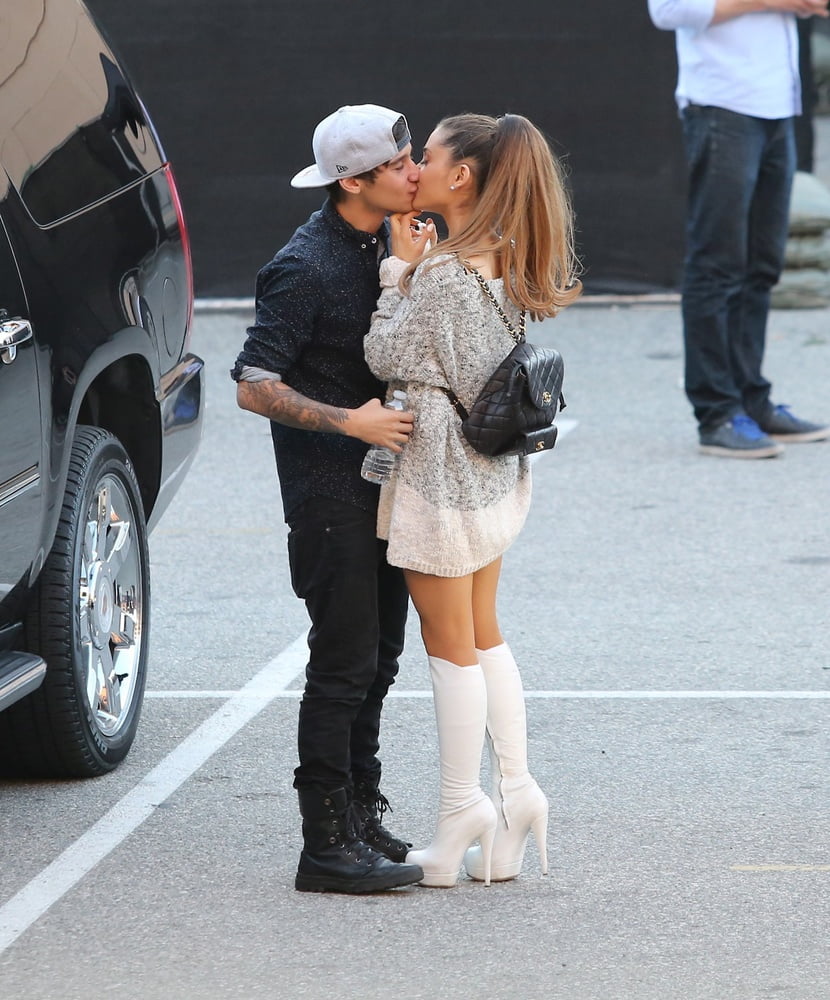 Ariana grande avec des bottes vol 09
 #103758114