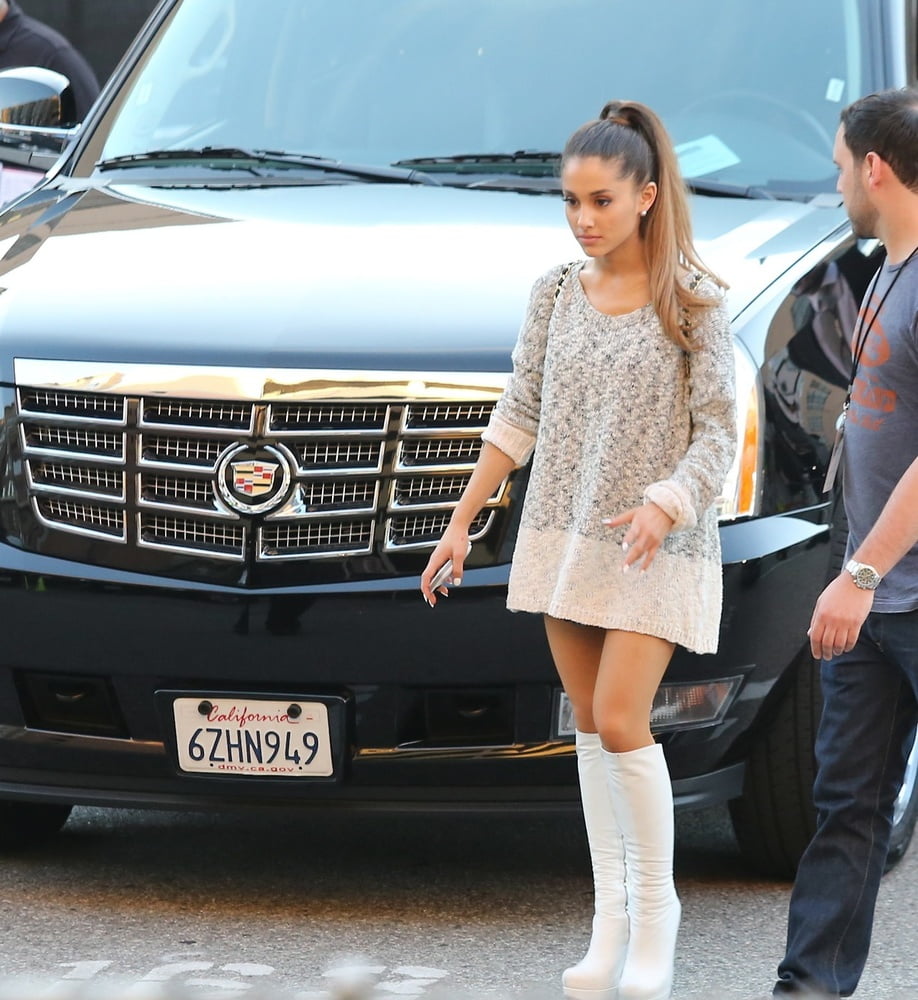 Ariana grande avec des bottes vol 09
 #103758122