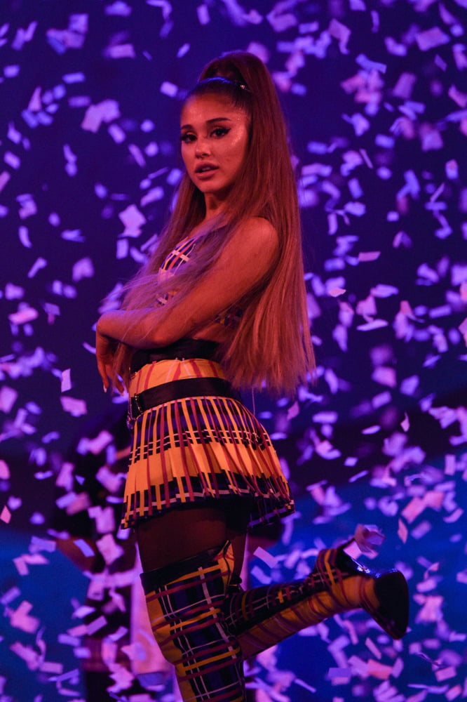 Ariana grande con gli stivali vol 09
 #103758136