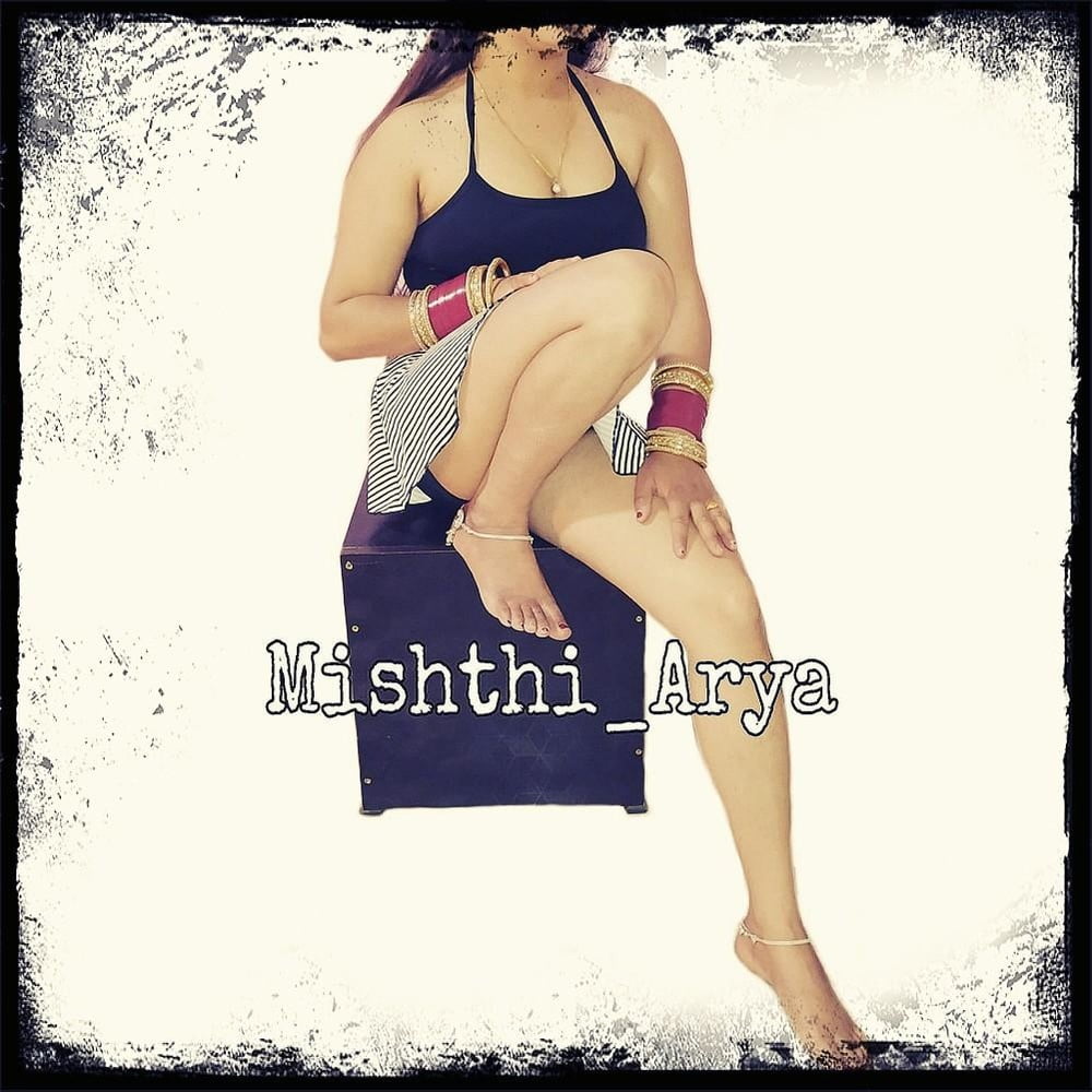 MISTHI ALYA カップル : 痩せた脚のゴージャスなデシのカップル
 #93493001