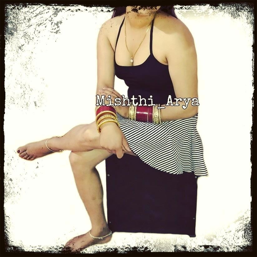 MISTHI ALYA カップル : 痩せた脚のゴージャスなデシのカップル
 #93493004