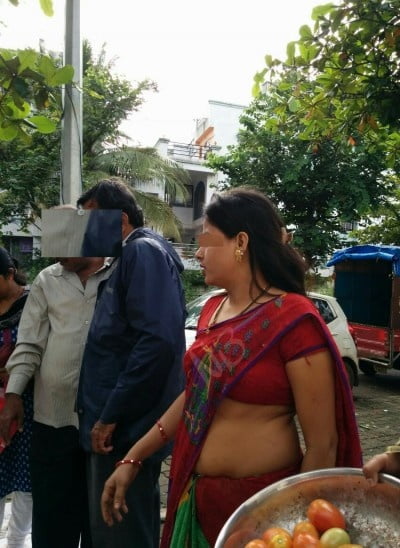 Real desi bhabhi hot saree voyeur photo dans la zone du marché
 #95515540