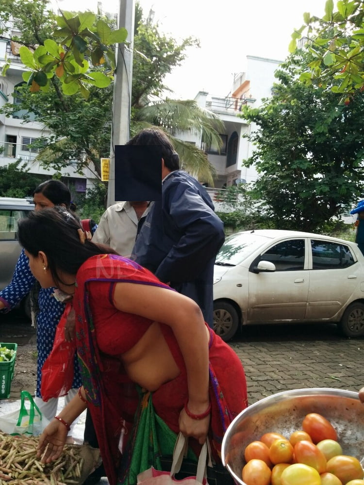 Real desi bhabhi hot saree voyeur photo dans la zone du marché
 #95515546
