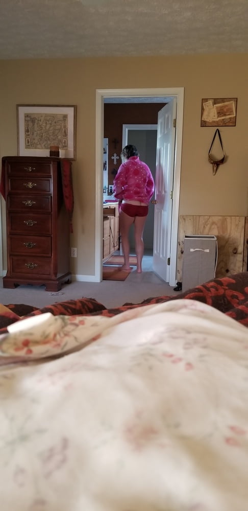 Wife randomly and unknowingly reveals her butt #91983519