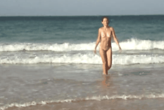 Joyas desnudas en la playa
 #83606397