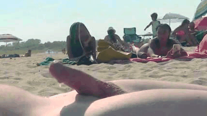 Joyas desnudas en la playa
 #83610990
