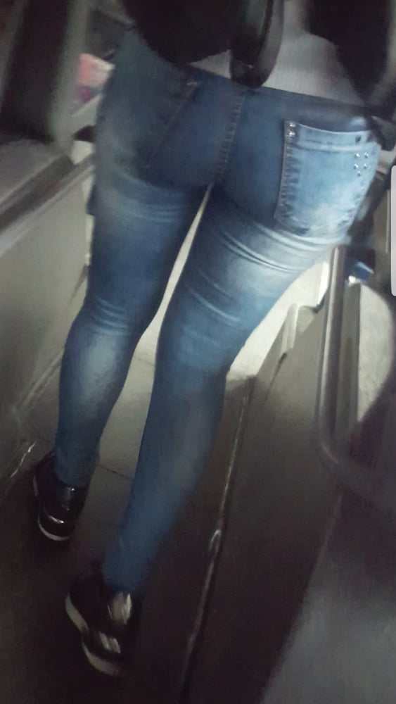 Serbo milf mamma bella jeans culo in autobus
 #106176899