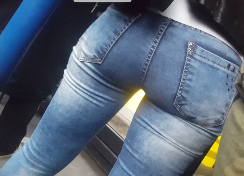 Serbische Milf Mama schöne Jeans Arsch im Bus
 #106176904