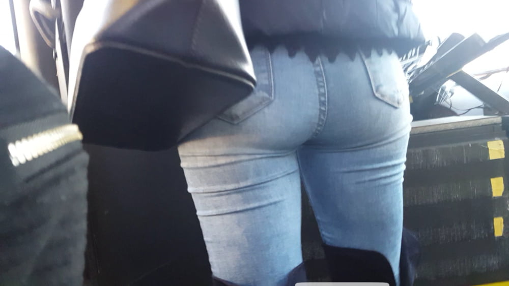 Serbische Milf Mama schöne Jeans Arsch im Bus
 #106176905