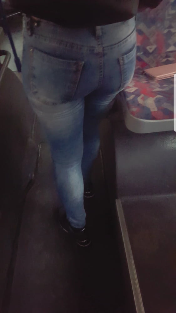 Serbo milf mamma bella jeans culo in autobus
 #106176907