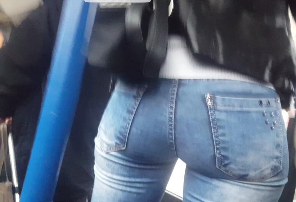 Serbische Milf Mama schöne Jeans Arsch im Bus
 #106176912