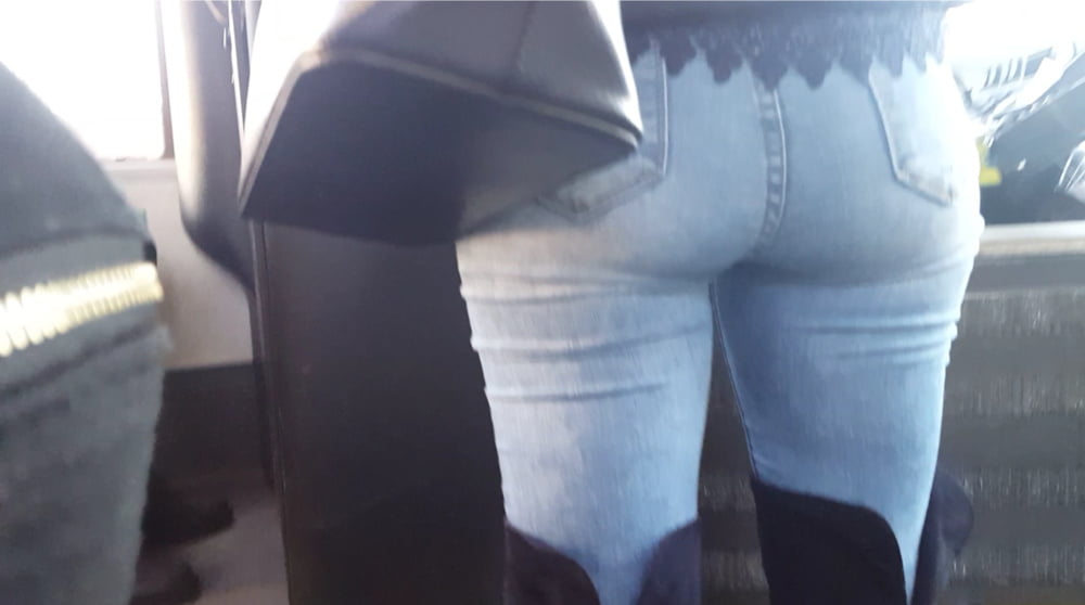 Serbische Milf Mama schöne Jeans Arsch im Bus
 #106176915