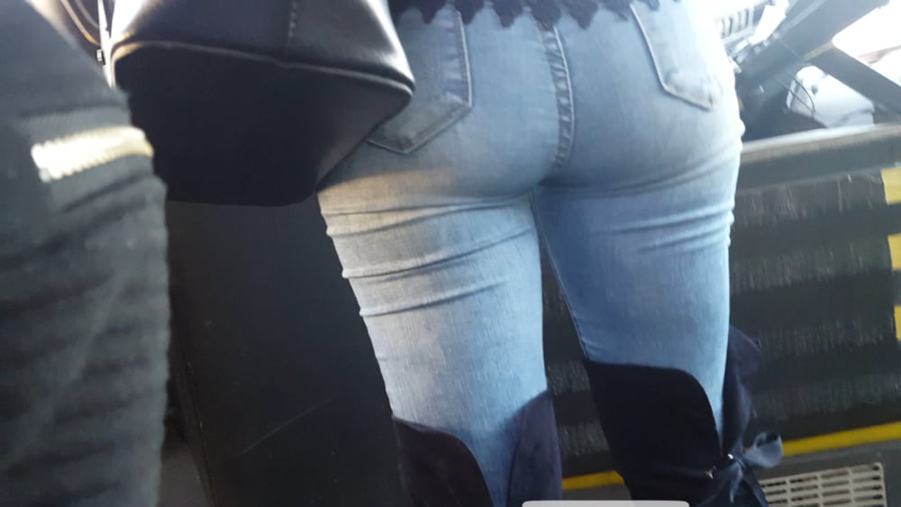 Serbische Milf Mama schöne Jeans Arsch im Bus
 #106176929