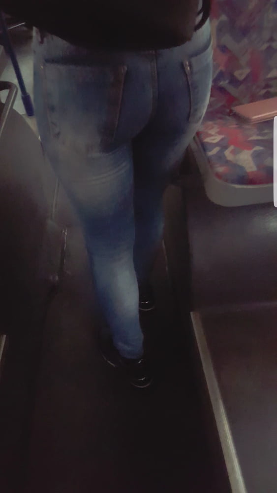 Serbische Milf Mama schöne Jeans Arsch im Bus
 #106176932