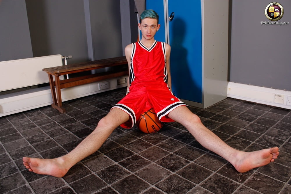 Mitchell zeigt seinen unbeschnittenen Schwanz in der Umkleidekabine
 #106796002