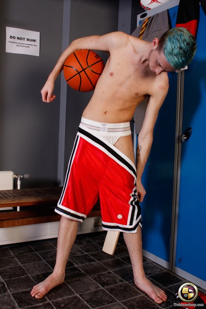 Mitchell zeigt seinen unbeschnittenen Schwanz in der Umkleidekabine
 #106796004