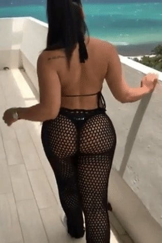 Donna sexy in perizoma nero e pantaloni a rete
 #93079888