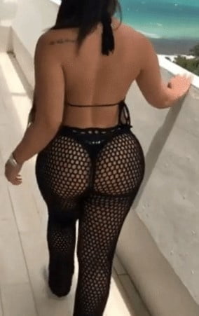 Mujer sexy en tanga negro y pantalones de malla
 #93079896
