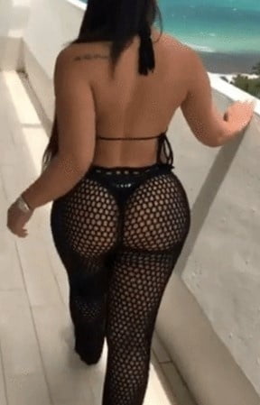 Mujer sexy en tanga negro y pantalones de malla
 #93079898