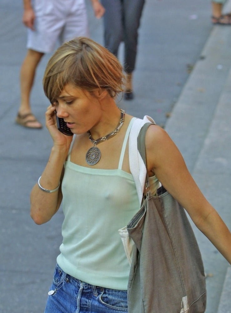 瞳に映る赤い花
 #105038626