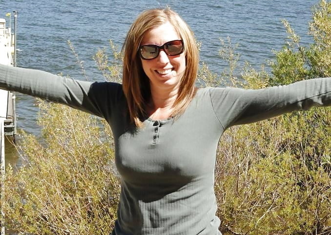 瞳に映る赤い花
 #105038696