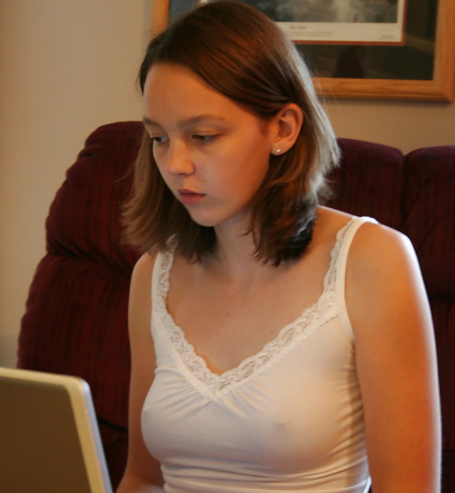 瞳に映る赤い花
 #105038713