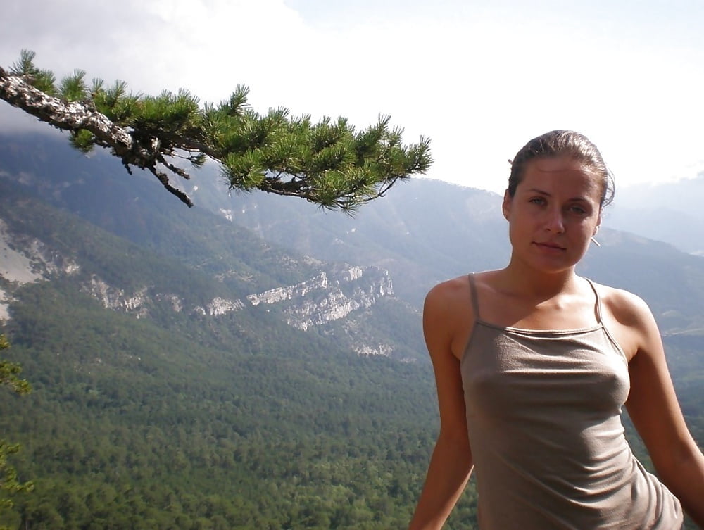 瞳に映る赤い花
 #105038716