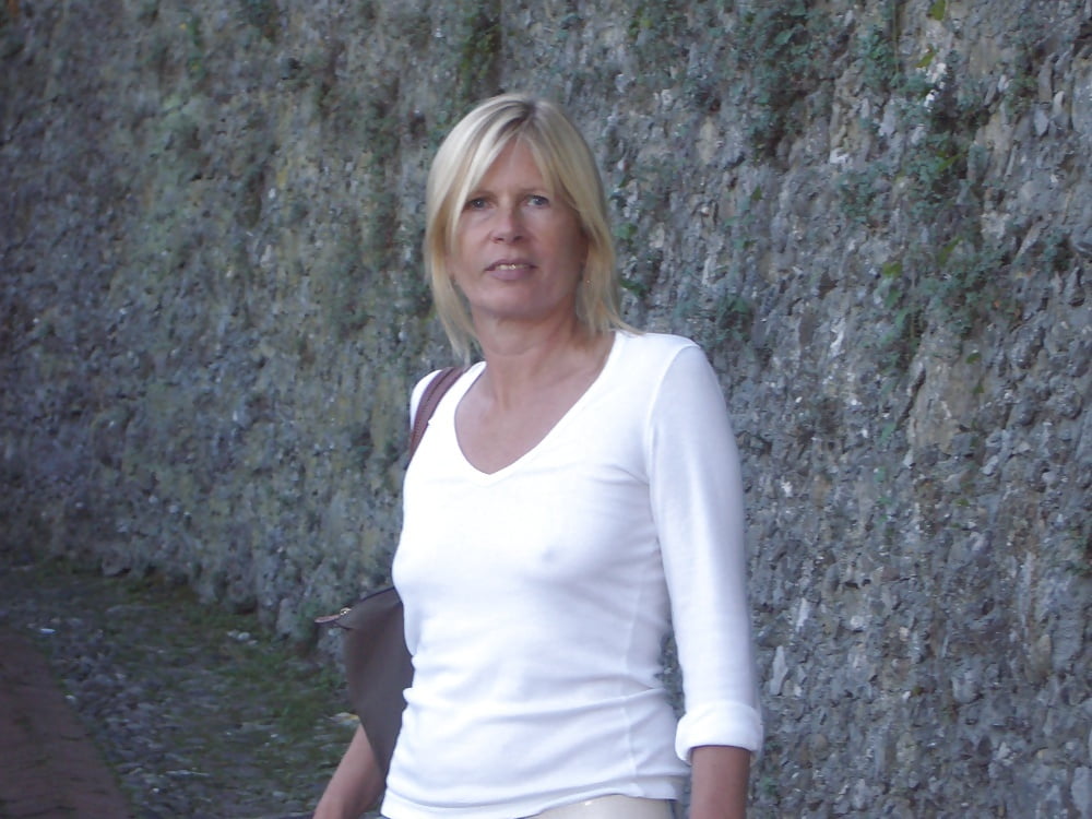 瞳に映る赤い花
 #105038739