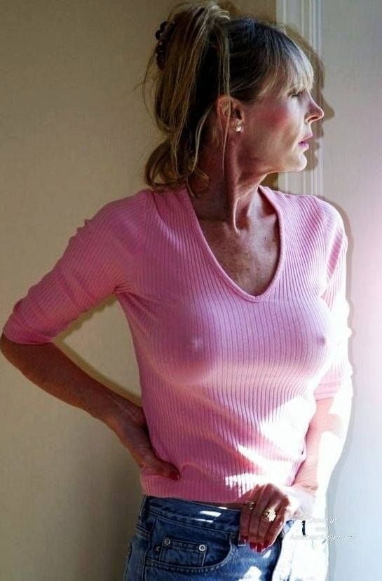 瞳に映る赤い花
 #105038776