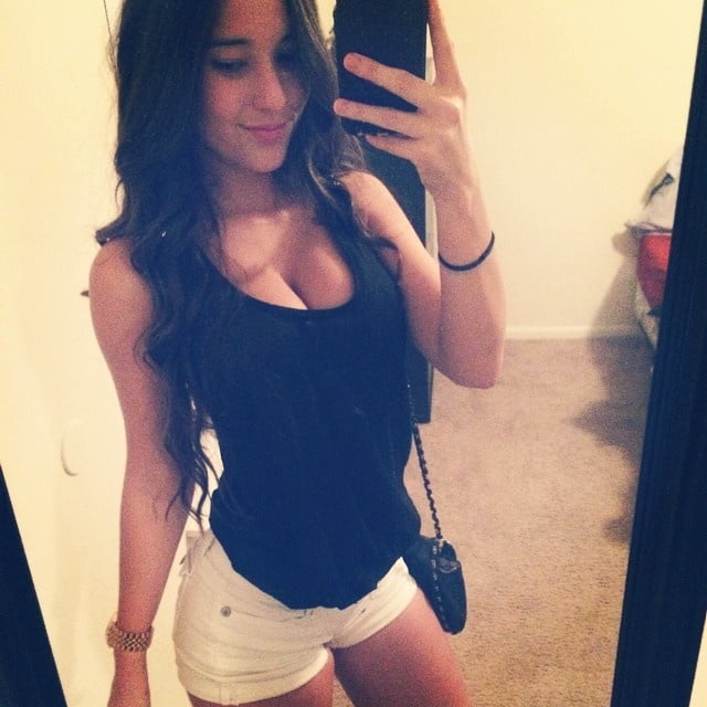 Chica tetona
 #104457123