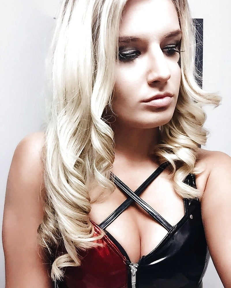 Toni storm wrestling babe mega collezione
 #100300068