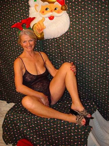 Reife Heidi mit Weihnachtsmann
 #91703462