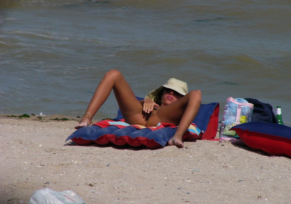Brune a la plage II #95607840