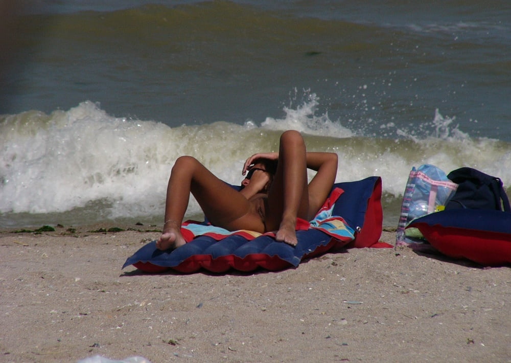 Brune a la plage II #95607850