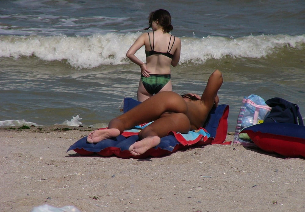 Brune a la plage II #95607868