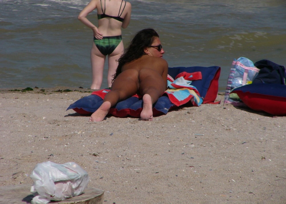 Brune a la plage II #95607871