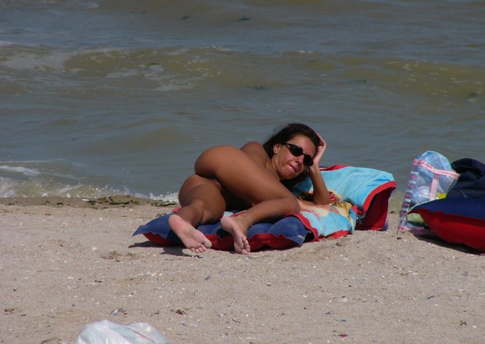 Brune a la plage II #95607883
