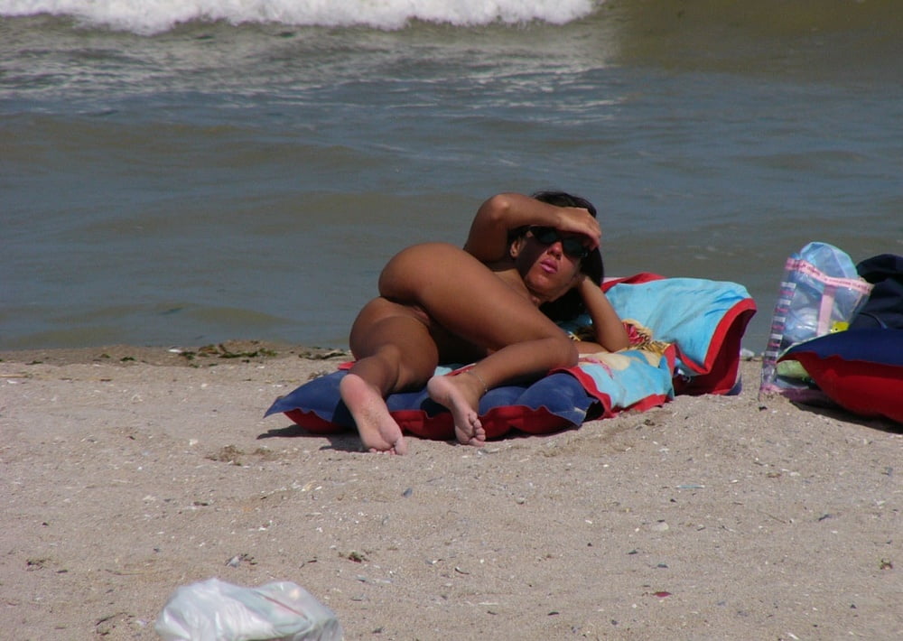 Brune a la plage II #95607886