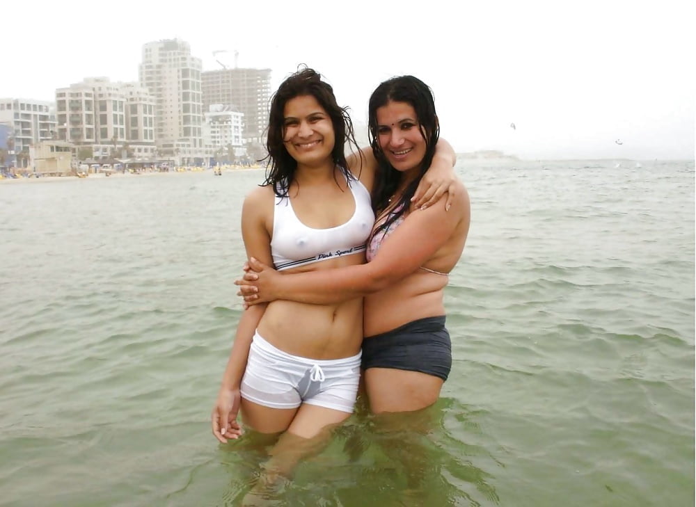 Heiße sexy indische Desi Milf-Titten mit Schwester (108)
 #96944540