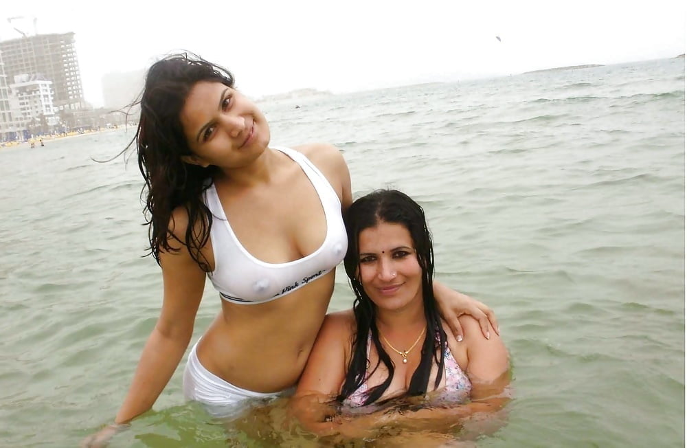 Heiße sexy indische Desi Milf-Titten mit Schwester (108)
 #96944553