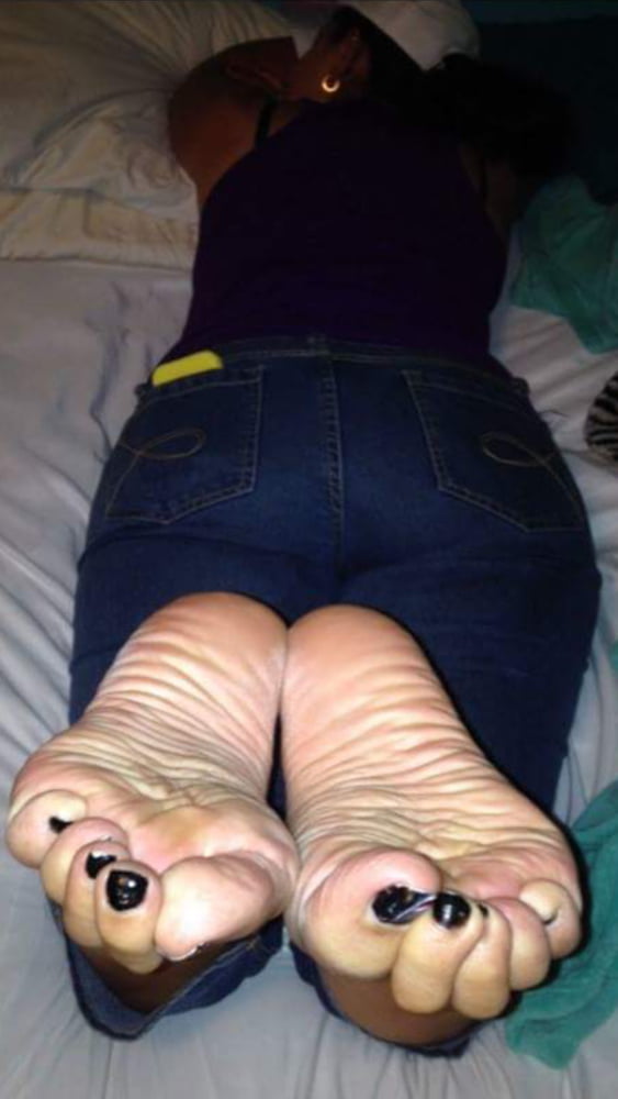 Exposed latina reifen Schlampe mit fetten Arsch und faltige Füße
 #87453661