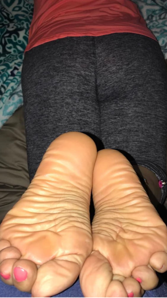 Exposed latina mature slut with fat ass and wrinkled feet #87453691