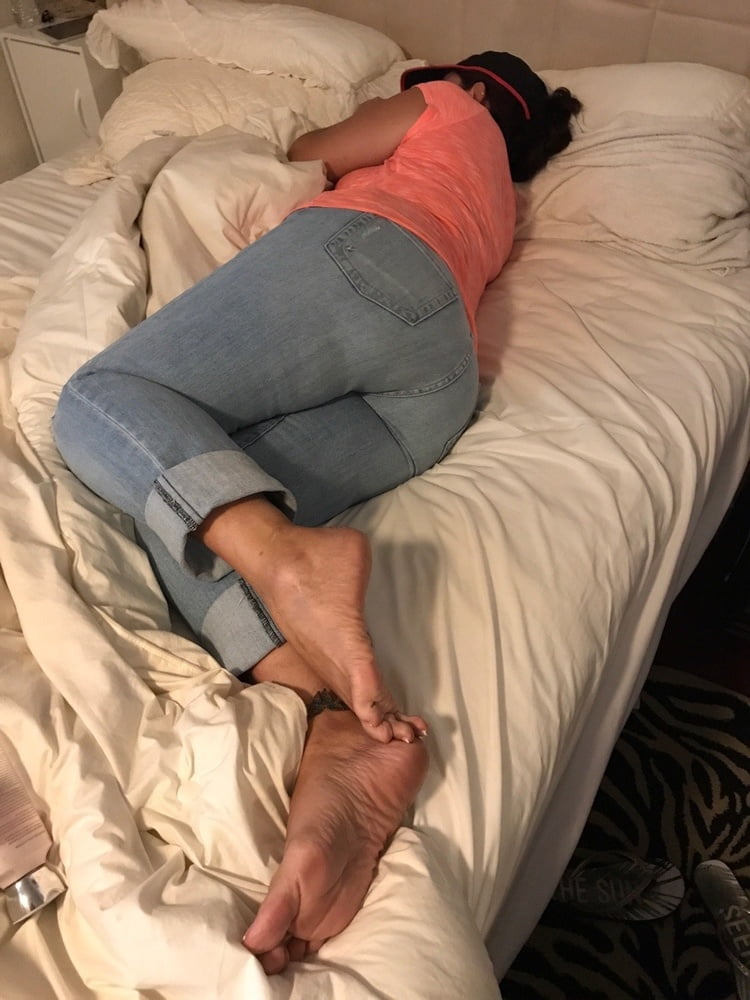 Exposed latina mature slut with fat ass and wrinkled feet #87453719