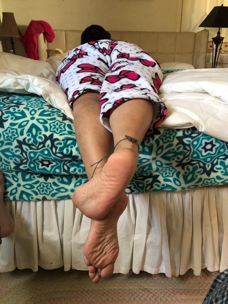 Exposed latina reifen Schlampe mit fetten Arsch und faltige Füße
 #87453739