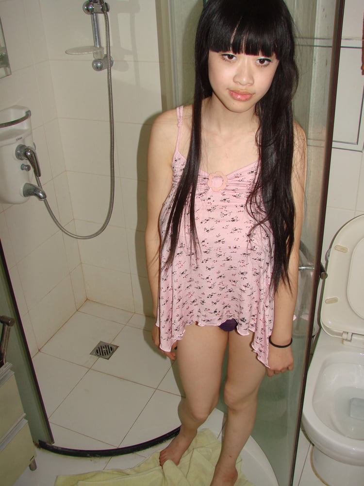 Ein chinesisches Mädchen mit großen Brüsten
 #104959183