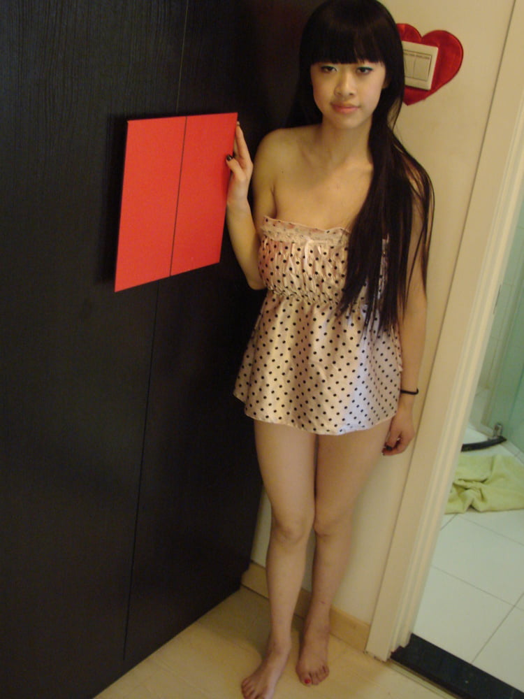 Ein chinesisches Mädchen mit großen Brüsten
 #104959185